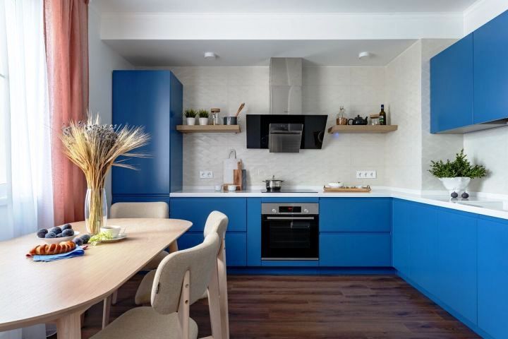 Г-образная матовая кухня синего цвета